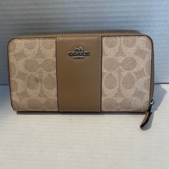 New Coach Tan and Beige Zip Wallet - Picture 10 of 10